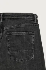 Jeans skinny fit de color azul, con efecto lavado y detalles de roturas en las piernas. Diseño de cinco bolsillos, tiro medio y cierre frontal con cremallera y botón.