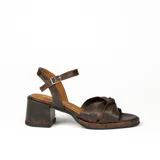 Sandalias de cuero color dorado, con plataforma y taco cuadrado. Presentan tiras cruzadas en el empeine y pulsera al tobillo con hebilla.