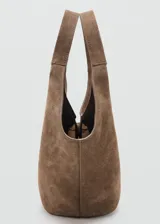 Bolso de mano de piel de serraje, color marrón, con diseño estructurado, dos asas cortas, forro interior y cierre de botón magnético.