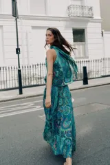 Falda larga de corte evasé con estampado paisley en tonos turquesa, azul y verde, con cintura elástica y cinturón marrón con hebilla dorada incluido.
