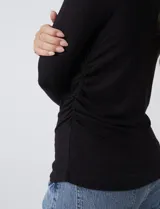 Remera blanca de modal, marca Elie Tahari, con cuello recto, manga larga y frunces en el lateral.