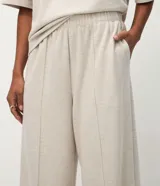 Pantalón wide leg de corte recto y holgado, color gris oscuro, con cintura elástica y costura central vertical en el frente. Confeccionado en una mezcla de poliéster y algodón.