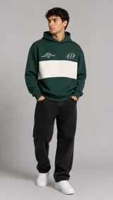 Hoodie verde oscuro con una franja horizontal blanca en el pecho, capucha ajustable y bolsillo tipo canguro. Presenta pequeños estampados tipográficos y un logo lineal en el frente.