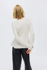 Saco de punto acanalado con cuello redondo, cierre frontal con botones y diseño de peplum con vuelo en la parte inferior.