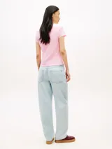 Remera slim fit de color rosa, confeccionada en punto de algodón elástico, con cuello redondo y logo bordado en el pecho.
