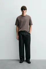 Camiseta de corte relajado con cuello redondo y manga corta, confeccionada en tejido de algodón liso.