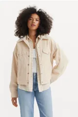 Campera trucker de pana color beige con cuello de piel sintética blanca.