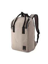 Mochila de tela color beige con detalles en negro, diseñada con compartimentos internos para termo, mate y accesorios, además de un espacio dedicado para laptop. Cuenta con correas ajustables, manijas superiores y bolsillos laterales con cierre.