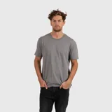 Remera de algodón orgánico en color gris, con cuello redondo y mangas cortas, de corte clásico y textura suave.