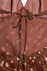 Vestido midi satinado color marrón con estampado de lunares difuminados, de cuello halter con tiras ajustables para atar en la espalda y escote en V.