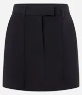 Short pollera confeccionado en bengalina color blanco, de cintura alta con trabillas y cierre frontal.