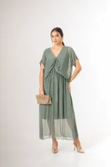 Vestido midi de seda italiana color verde militar, con escote en V, sobrecapa fruncida, mangas cortas amplias y elástico en la cintura.
