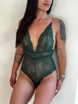 Body de encaje color verde esmeralda con escote pronunciado en V, breteles regulables y diseño de encaje floral en toda la prenda.