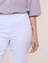 Pantalón color beige de corte entallado y largo cropped, confeccionado en tejido de punto con elasticidad técnica. Cuenta con pretina ancha y plana, bolsillos simulados al frente y bolsillos tipo ojal en la parte posterior.
