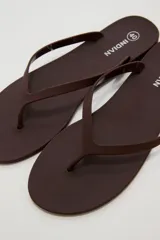 Chancletas negras de diseño clásico y minimalista, con tiras finas de dedo.