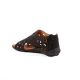 Sandalias de cuero marrón claro, estilo cerradas con diseño de perforaciones circulares en el empeine, suela plana y taco bajo.