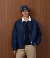 Campera de jean Marfinno con forro interno, cuello con solapa, cierre frontal con botones metálicos y dos bolsillos frontales tipo parche.