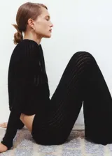 Pantalon de punto crochet color negro, con diseño recto, largo y cintura elástica con cordón ajustable.