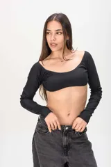 Top negro de manga larga, confeccionado en tejido acanalado, con escote bote amplio y diseño ultra corto tipo bolero.