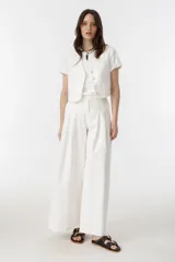 Chaleco color crudo de canvas de algodón, con corte sastrero masculino, escote en V y botones de nácar.