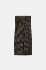 Falda midi de tiro medio con estampado de cuadros en tonos marrón y negro. Presenta un diseño drapeado en la parte frontal con un detalle de frunce en la cintura.