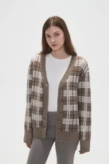 Cardigan de punto con diseño de cuadros, cuello en V y cierre frontal con botones. Presenta un corte holgado y mangas largas.
