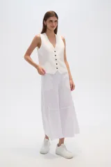 Pantalon de lino color negro, de corte ancho y tiro alto, con bolsillos laterales.