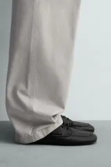 Zapato náutico de hombre, color marrón oscuro, fabricado en piel con acabado abatanado. Presenta cordones de piel, forro y plantilla interior de piel, y suela ultrafina.