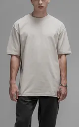 Remera de corte relajado con hombros caídos y silueta amplia, confeccionada en algodón premium. Presenta cuello redondo y mangas cortas, ofreciendo un calce cómodo y versátil.