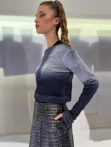 Buzo corto tejido en lana merino teñida artesanalmente, con puños con ojal para el pulgar.