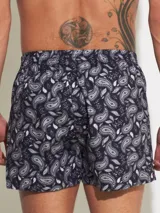 Bóxer de algodón blanco con estampado de flores pequeñas color celeste, con cintura elástica y logo de la marca en el centro.