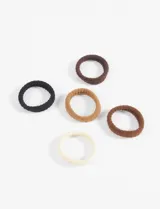 Set de cinco gomitas de pelo elásticas, forradas en tela acanalada, en colores negro, beige, marrón claro, marrón oscuro y blanco.