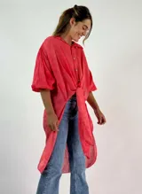 Camisa blanca de algodón con mangas 3/4 abullonadas y cuello mao. Se ata en la parte delantera.