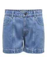 Short de denim tiro medio de la marca Only, color azul claro, con calce regular, cierre de botón y cremallera, bolsillos delanteros y costuras decorativas visibles en el frente.
