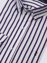 Camisa de hombre de corte clásico con diseño de rayas verticales, cuello con botones y logo bordado en el pecho. Confeccionada en algodón.