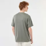 Camiseta de manga corta con cuello redondo, confeccionada en algodón de color verde militar.
