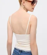 Blusa de tirantes finos confeccionada en tejido rib de viscosa, con escote en V decorado con detalle de encaje a tono.