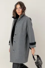 Tapado de corte recto con estampado de pata de gallo en tonos azul y gris. Presenta cuello camisero y detalles en los puños en color negro, cierre frontal con botones y bolsillos laterales.