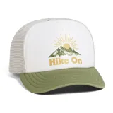 Gorra tipo trucker con frente blanco, visera curva color verde oliva y panel trasero de malla gris. Presenta un estampado frontal con diseño de montañas, sol y la frase Hike On.