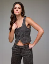 Chaleco de jean con estampado animal print, marca Hidden. Escote cuadrado, abertura central con botones.