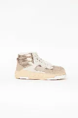 Championes de caña alta estilo botita, en tonos beige y dorado metalizado, con cordones y suela chunky de goma.