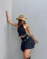 Minifalda bordó con diseño de tres niveles de volados y cintura elástica.