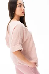 Blusa rosa palo de corte holgado y mangas 3/4.