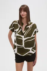 Blusa holgada de manga corta, con escote en V y estampado abstracto en tonos verde oliva y blanco.