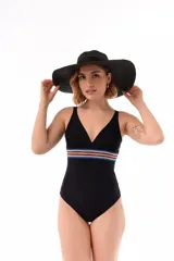 Malla de una pieza color azul índigo, con escote en V profundo y tirantes anchos. Presenta una banda elástica horizontal con diseño de rayas tejidas en tonos blanco, rojo y beige a la altura del busto.