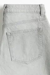 Short de cinco bolsillos en denim de algodón rígido, de tiro alto con cierre y botón, y bajo deshilachado.