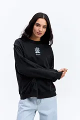 Buzo de algodón con efecto acid wash y diseño vintage. Presenta cuello redondo, mangas largas con puños acanalados, bolsillo frontal tipo canguro y estampa gráfica pequeña en el pecho.