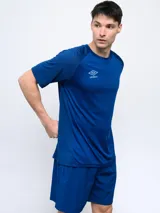 Remera deportiva de entrenamiento Umbro modelo Zest, color azul con diseño texturizado de líneas horizontales y mangas cortas raglán. Logo de la marca estampado en el pecho.