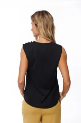 Blusa negra sin mangas con cuello redondo y detalle de botones en los hombros.