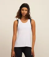 Musculosa deportiva tipo nadador para mujer, color blanco, confeccionada en microfibra perforada. Presenta escote en U y un pliegue en la espalda.